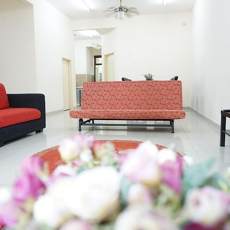 Warisan Indah Homestay Klia 1 Melayu Sahaja Sepang Esterno foto