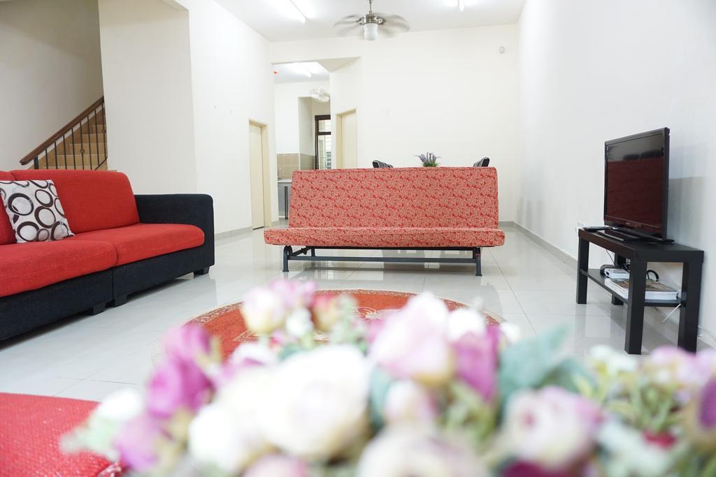 Warisan Indah Homestay Klia 1 Melayu Sahaja Sepang Esterno foto